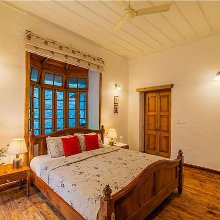 Stayvista At Paris Villa With Pvt Pool & Valley View Kasauli Exterior foto